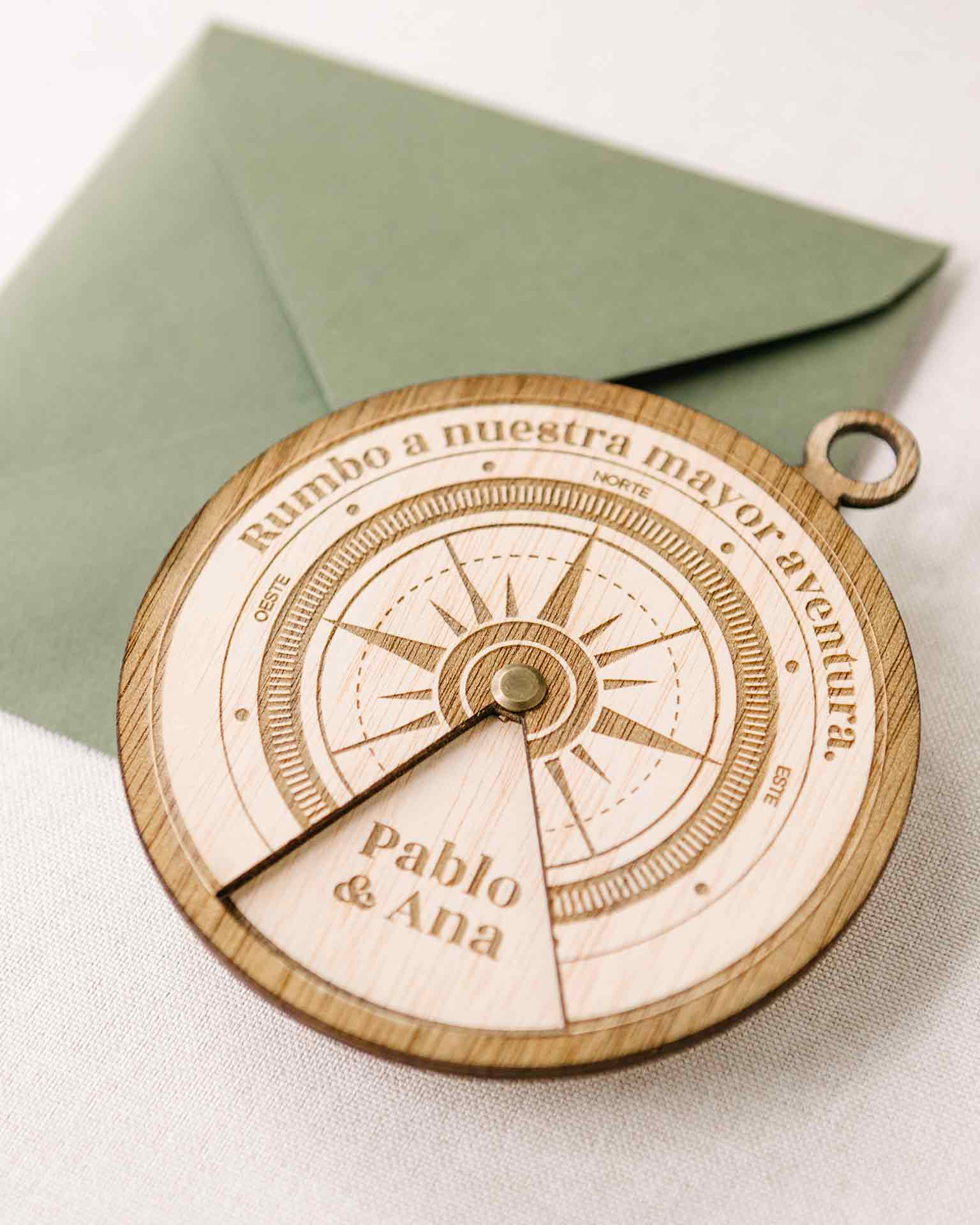 Invitación de boda de madera con diseño de brújula Invitación de boda de madera con forma de brújula giratoria, símbolo de camino compartido en bodas de 2026.