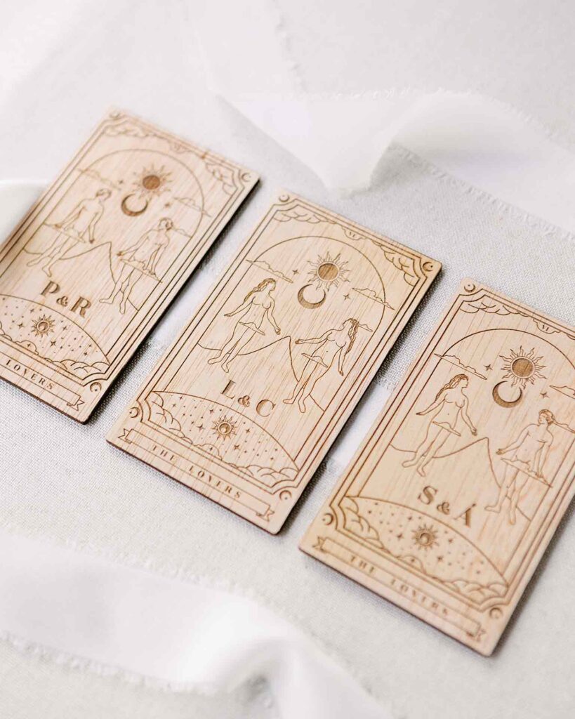 Invitación de boda de madera con diseño de carta tarot, una tendencia creativa y simbólica para bodas en 2026.