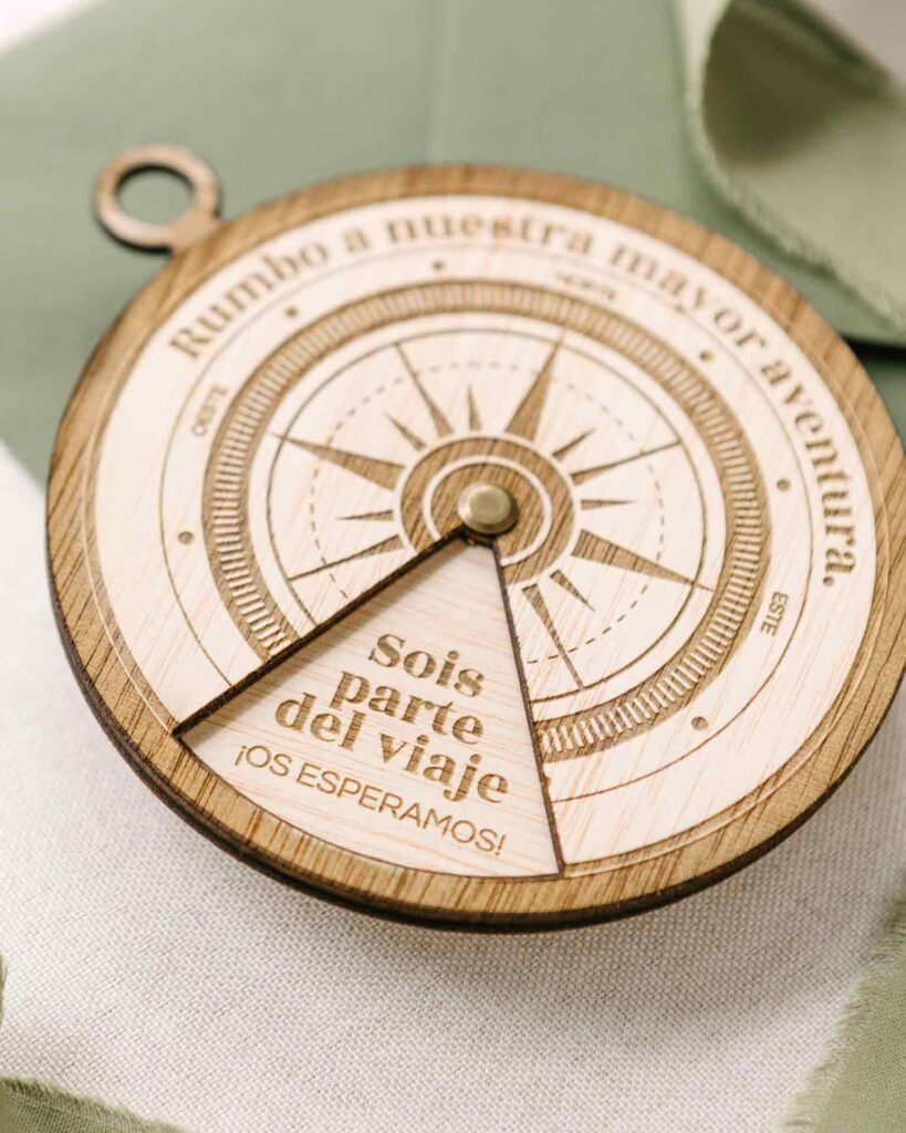 Detalle del grabado a láser de la invitación Brújula