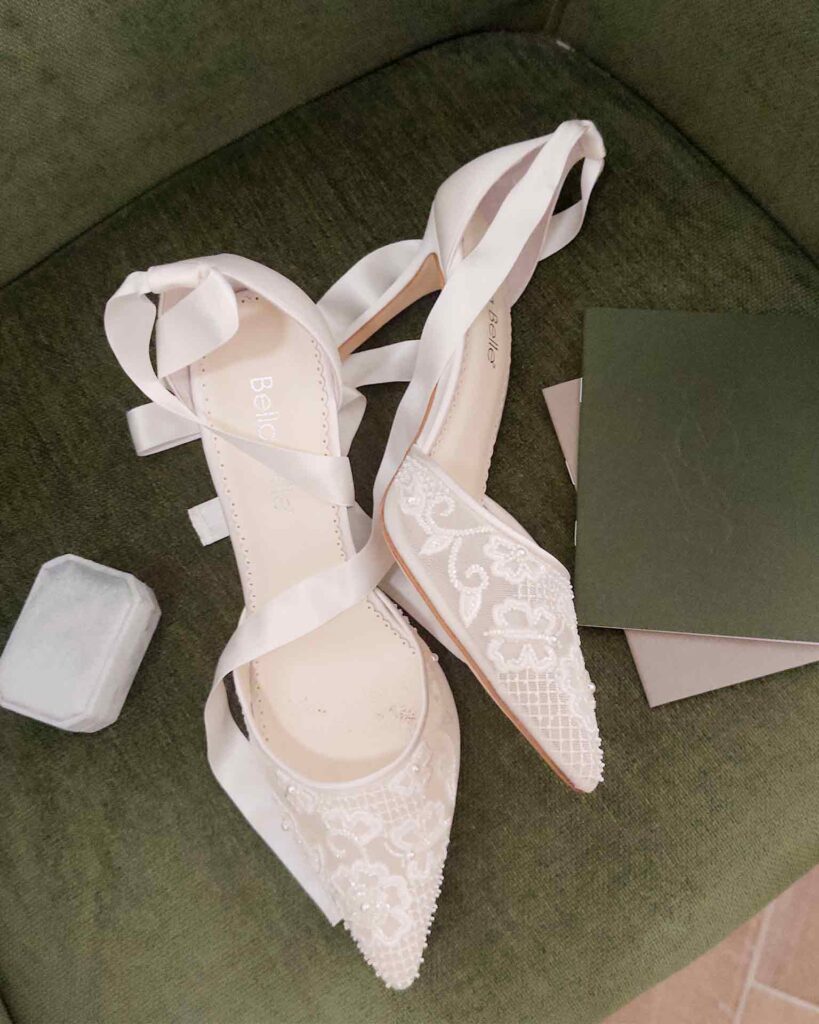 Foto de zapatos en celebración de boda intima