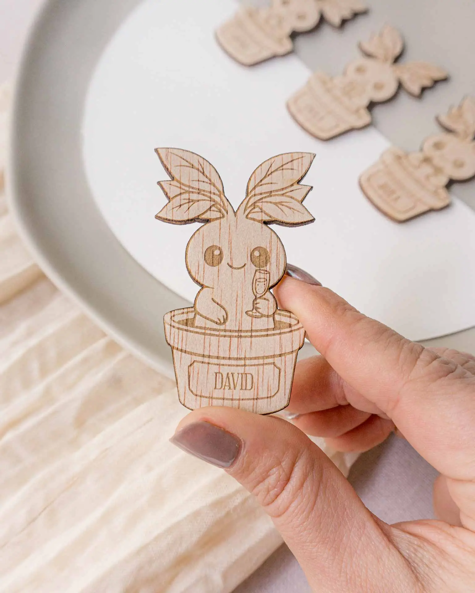 Marcasito mandragora tematica Harry Potter para bodas en mano