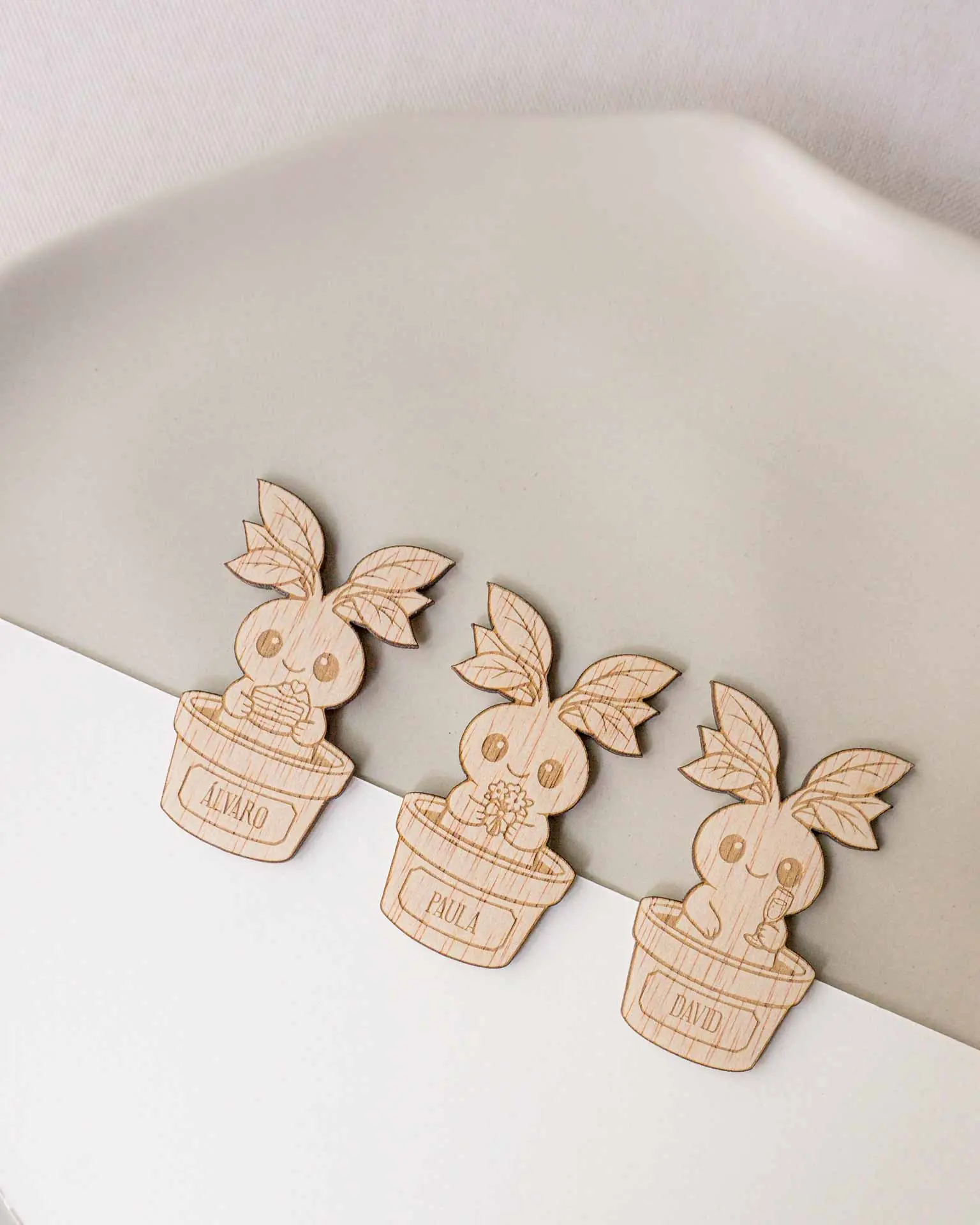 Tres marcasitios con forma de mandragora sobre plato de boda