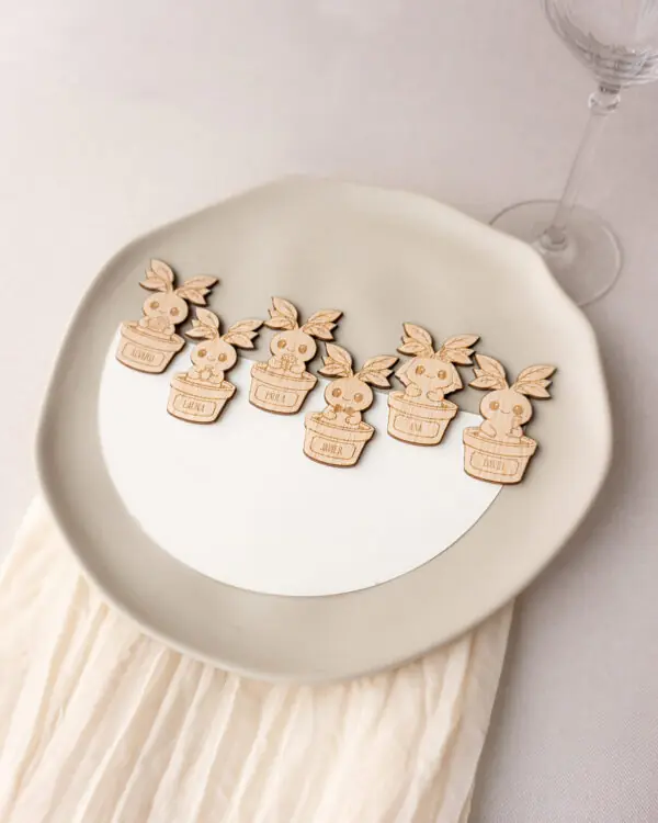 Conjunto de marcasitios de madera con forma de mandrágoras para bodas y eventos
