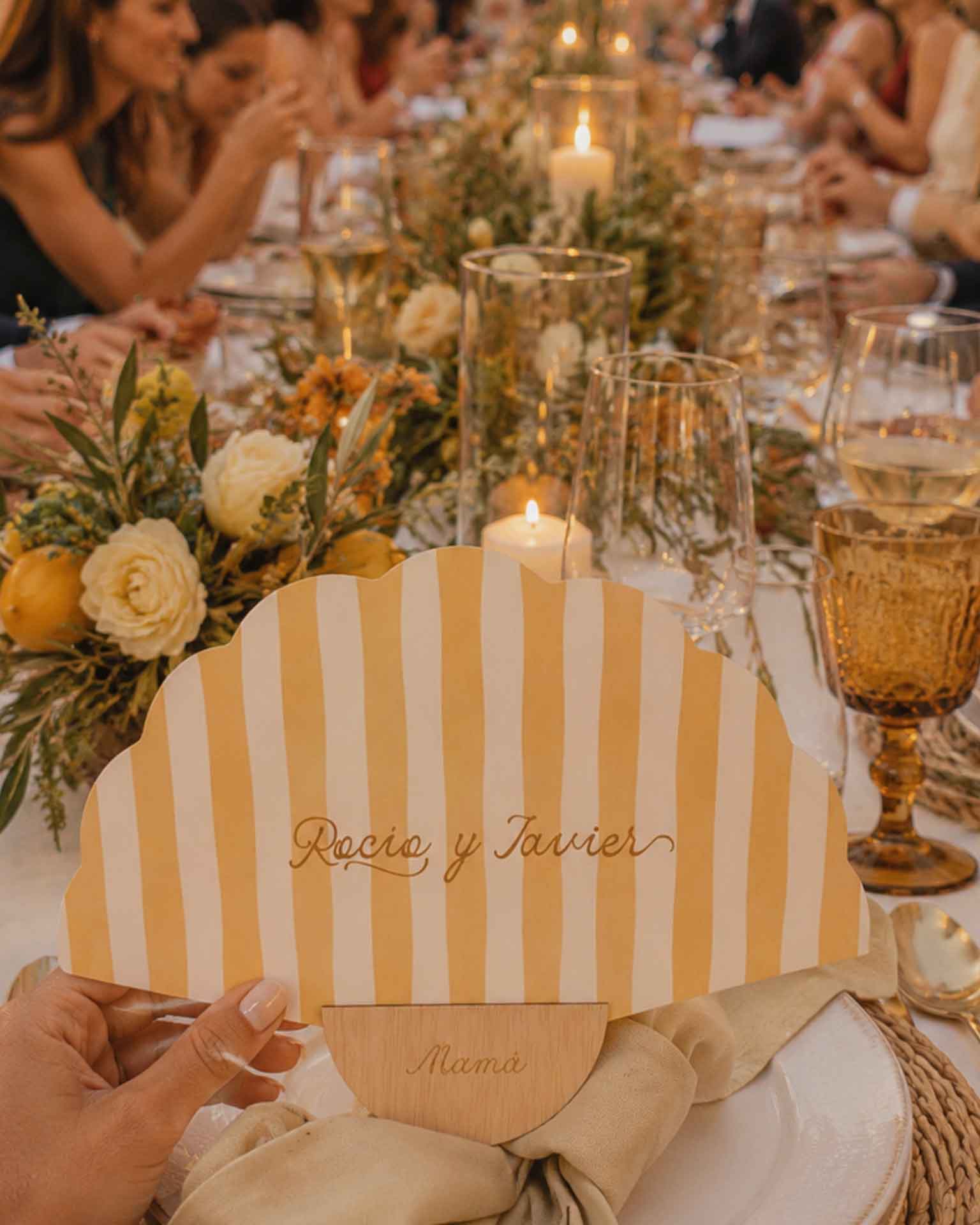 Abanico minuta personalizado a rayas sobre mesar real de boda