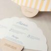 Detalle de madera de abanico personalizado para boda