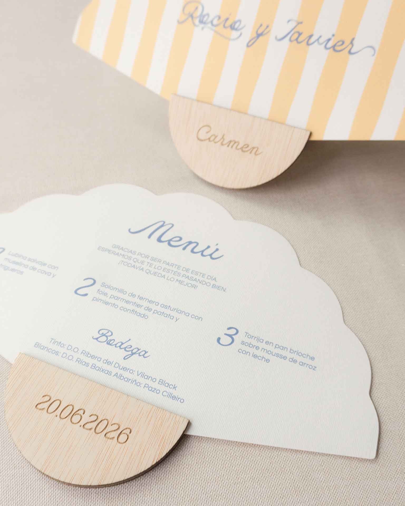 Detalle de madera de abanico personalizado para boda