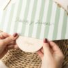 Abanico personalizado para boda en mano