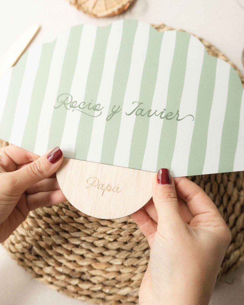 Abanico personalizado para boda en mano