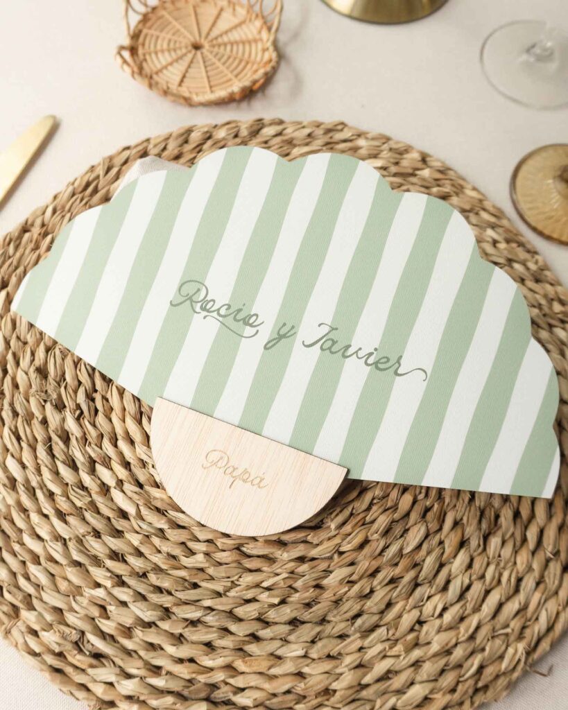 Abanico minuta personalizado para boda en mesa