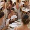 Abanico para cu00f3ctel personalizado en invitadas de boda real