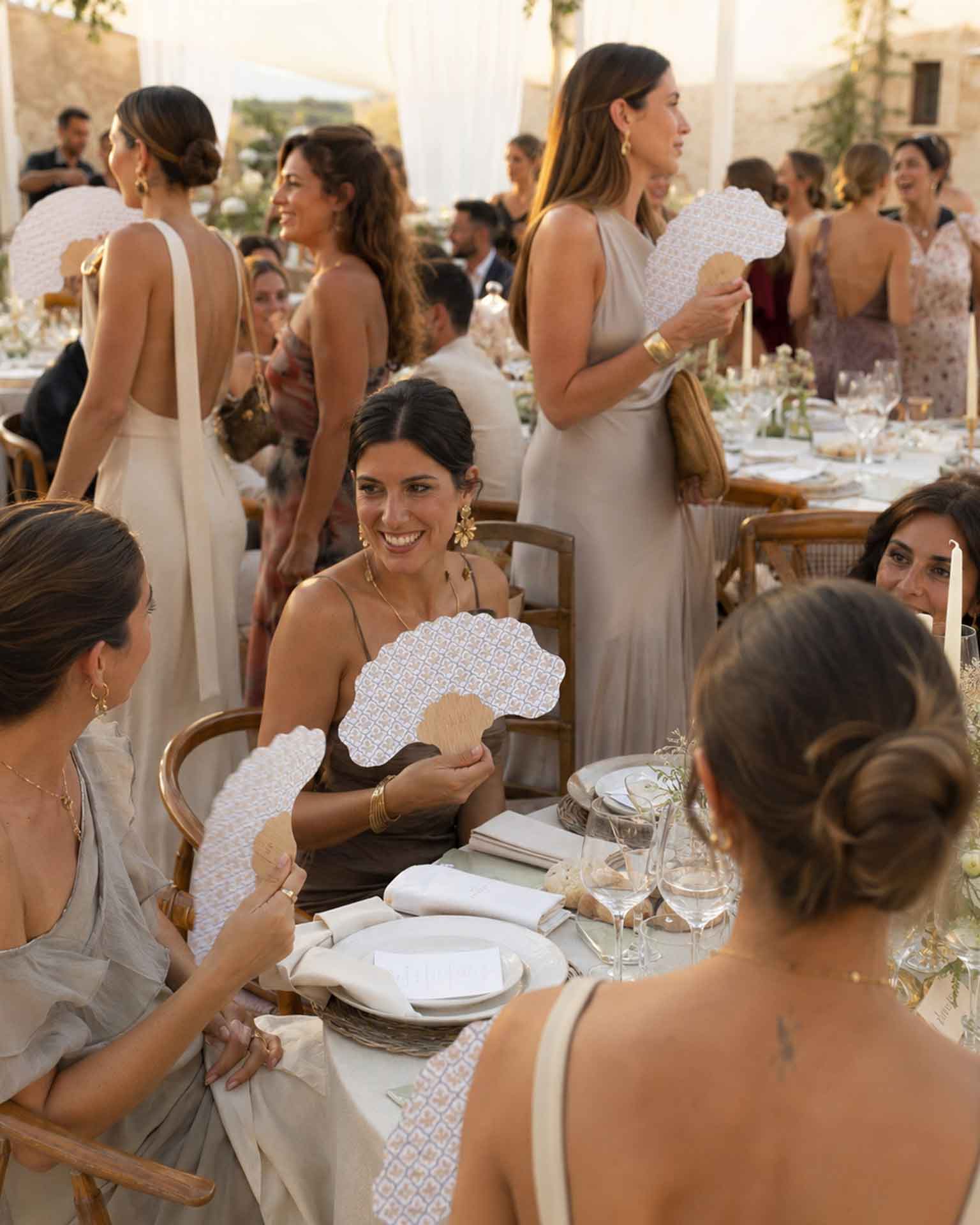 Abanico para cu00f3ctel personalizado en invitadas de boda real