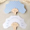 Abanico cu00f3ctel personalizado azul con nombre grabado en madera para ceremonia o cu00f3ctel.