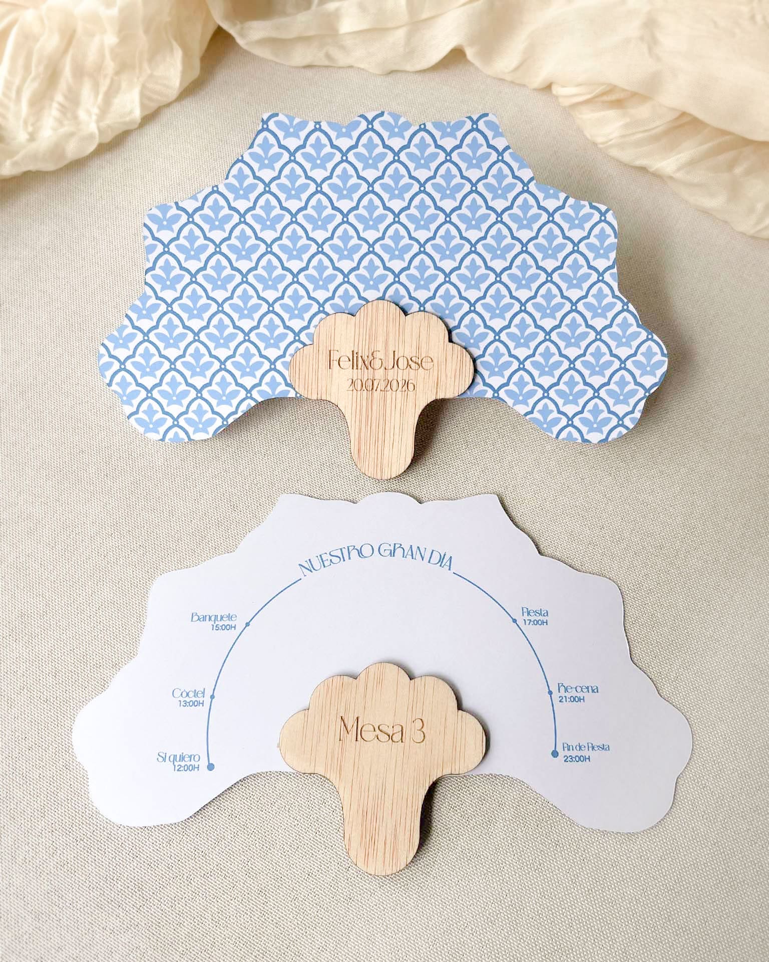 Abanico cu00f3ctel personalizado azul con nombre grabado en madera para ceremonia o cu00f3ctel.