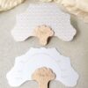 Abanico cu00f3ctel personalizado para boda con agarre de madera grabado e itinerario del du00eda.