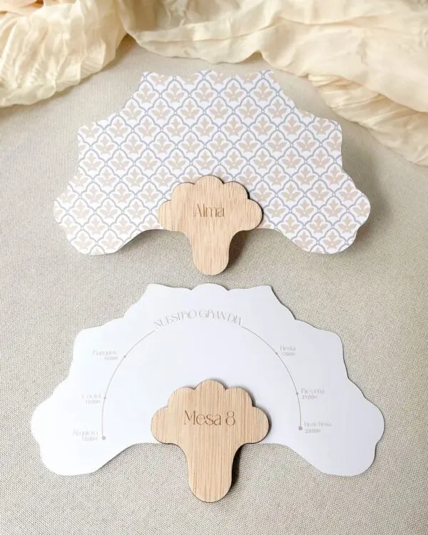 Abanico cóctel personalizado para boda con agarre de madera grabado e itinerario del día.