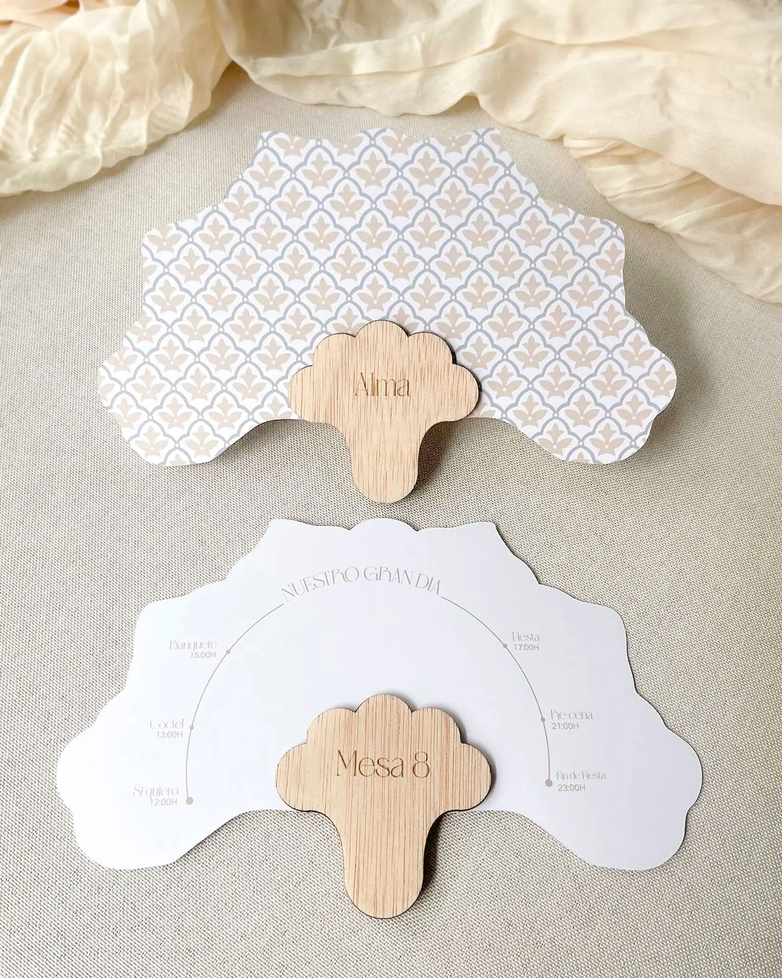 Abanico cóctel personalizado para boda con agarre de madera grabado e itinerario del día.