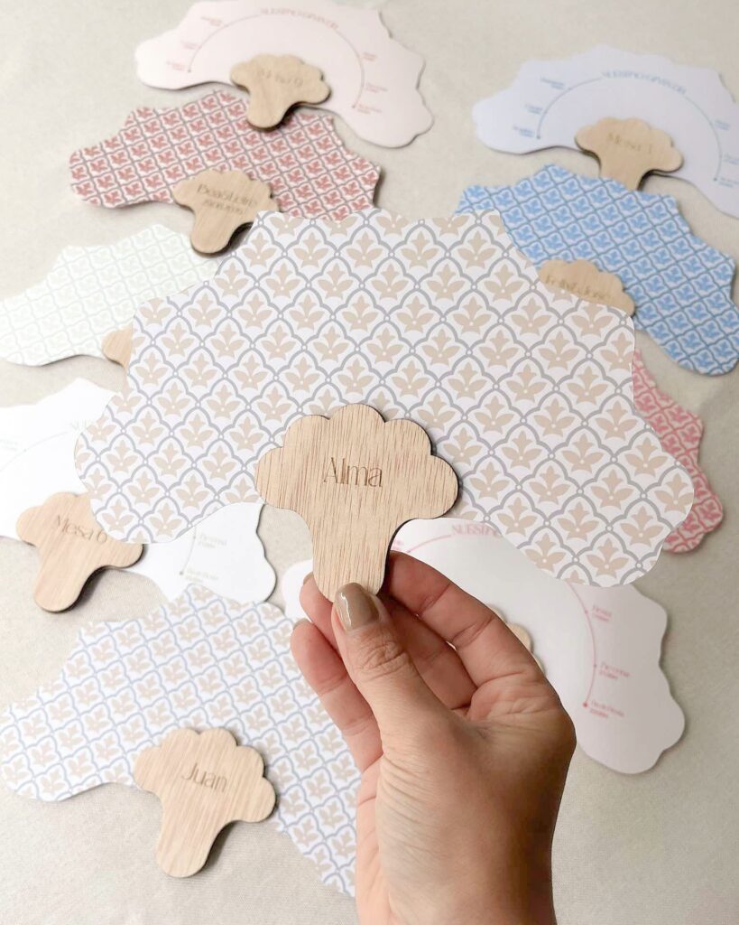 Abanico cóctel personalizado mostrado en mano para apreciar el tamaño y el acabado.