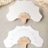 Abanico cu00f3ctel personalizado gris claro con agarre de madera grabado para boda.