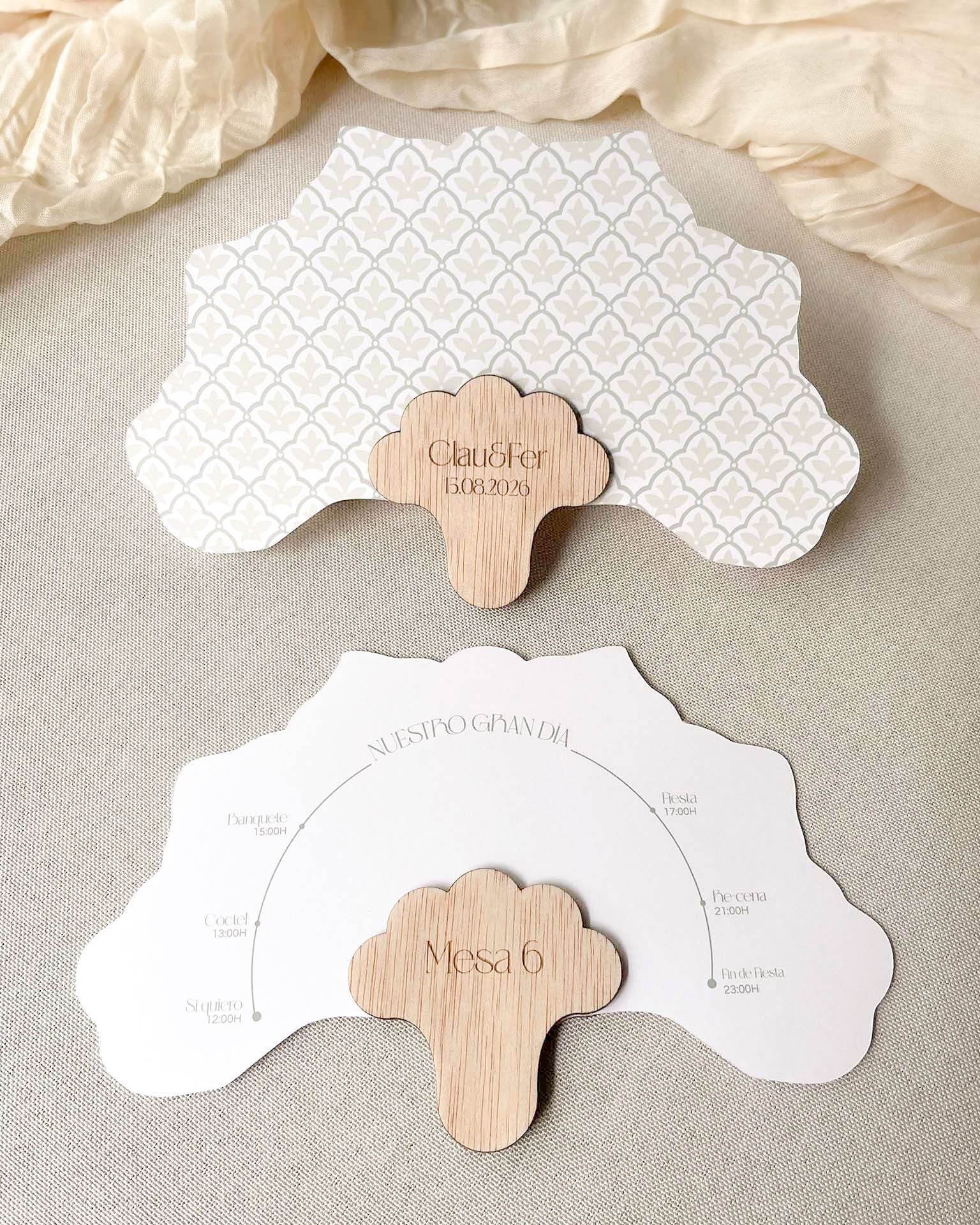Abanico cu00f3ctel personalizado gris claro con agarre de madera grabado para boda.