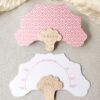 Abanico cu00f3ctel personalizado rosa con fecha grabada en madera e itinerario del du00eda.