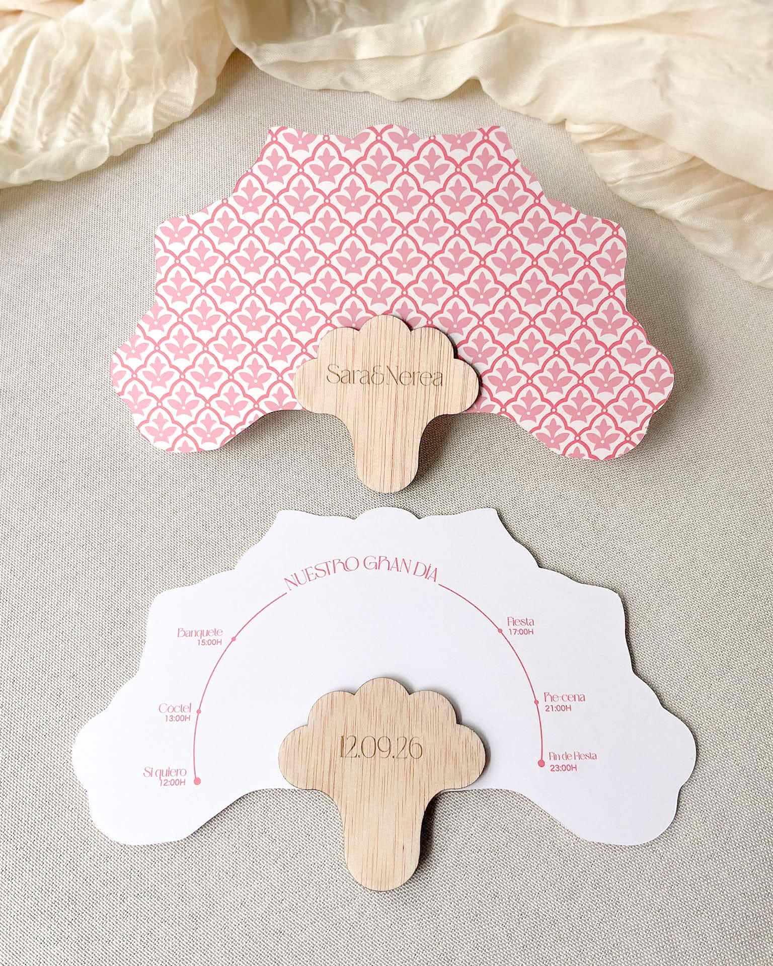 Abanico cu00f3ctel personalizado rosa con fecha grabada en madera e itinerario del du00eda.