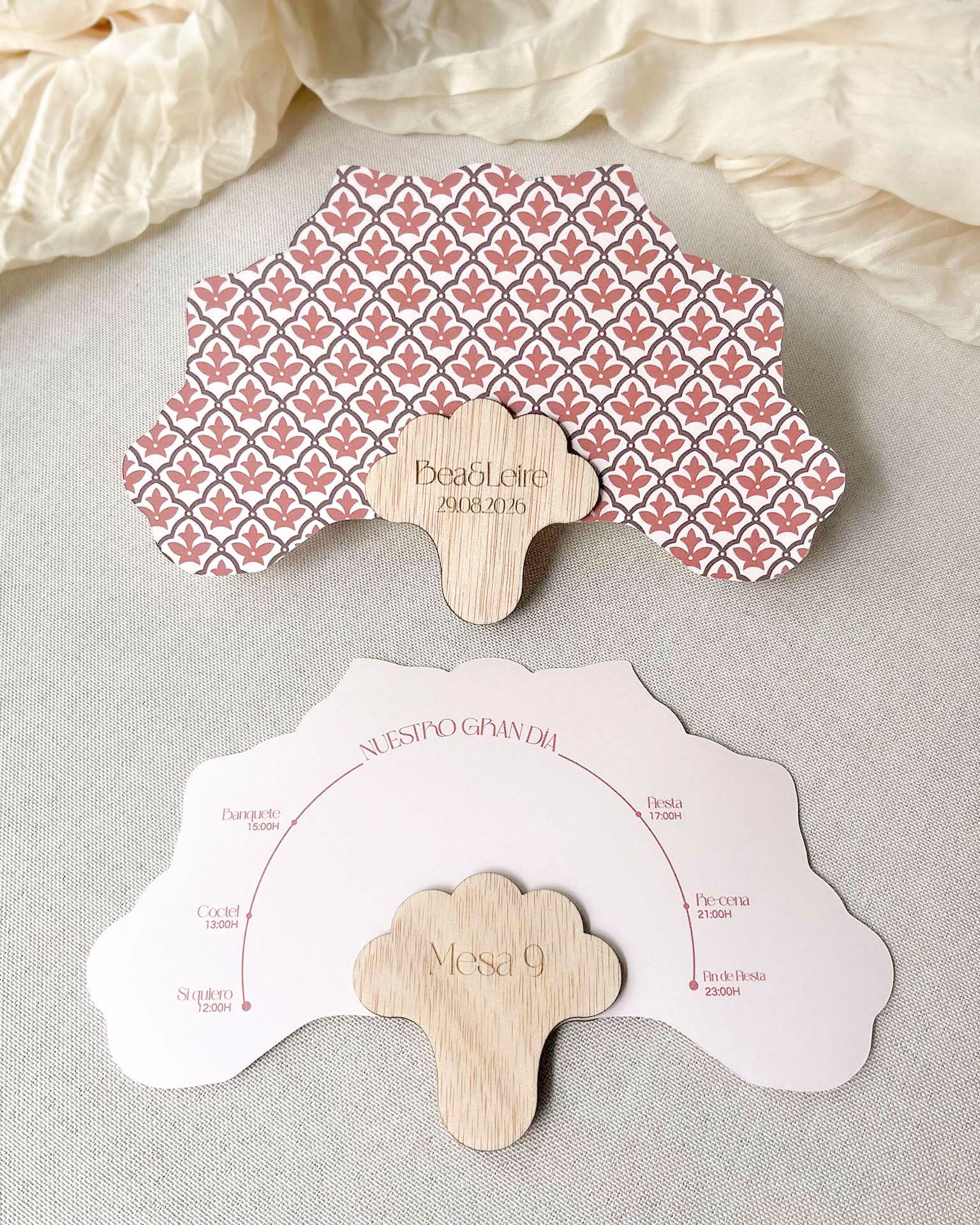 Abanico cu00f3ctel personalizado en color terracota con itinerario de boda y agarre de madera.