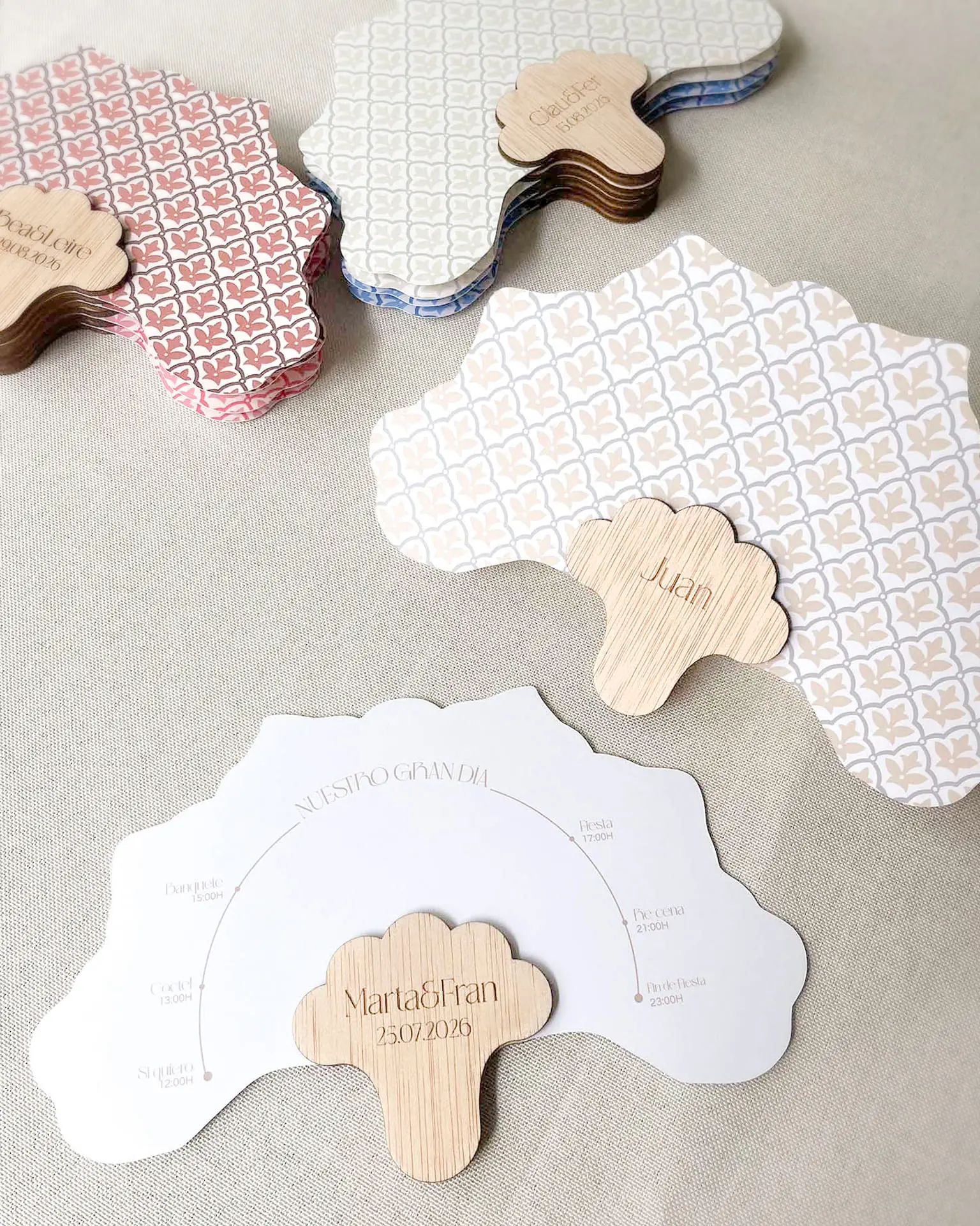 Abanicos cóctel personalizados en varios colores para la ceremonia o el cóctel de boda.
