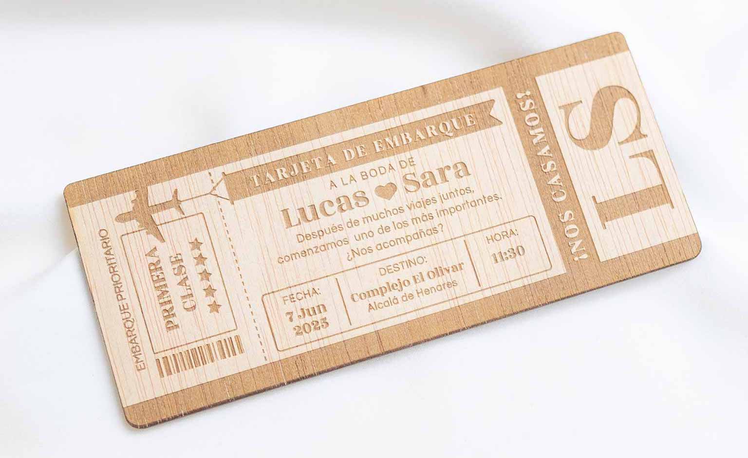 Invitación fisica en madera incluida en el pack de invitaciones de boda viajeras