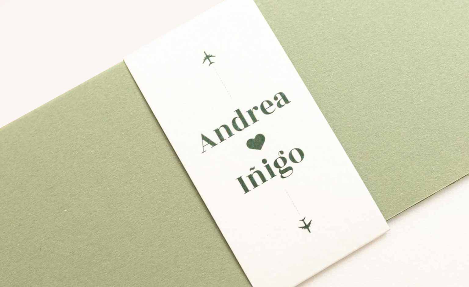 Sobres de invitaciones de boda con temática viajera en color verde