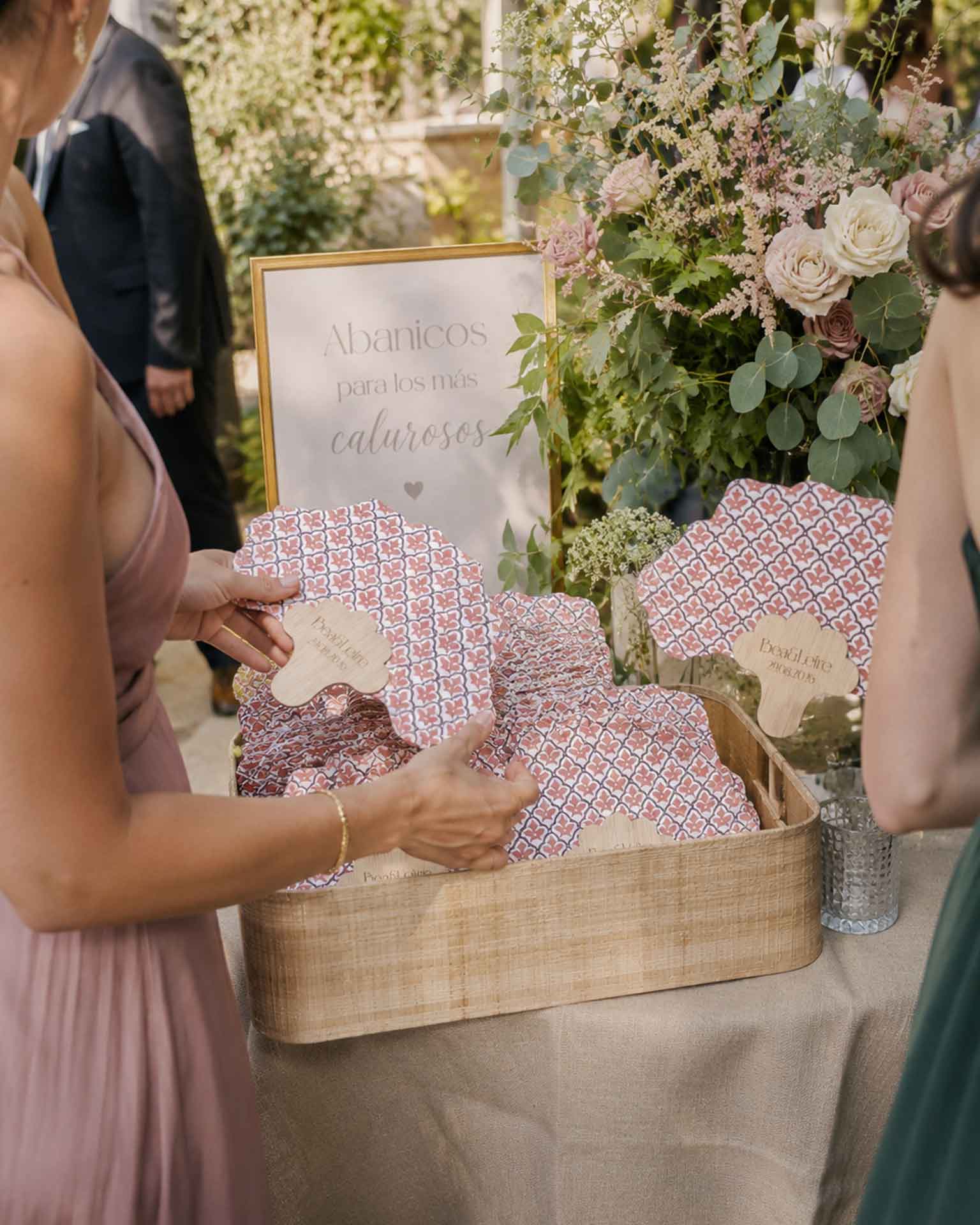 Rincu00f3n abanicos personalizados para el coctel en boda real