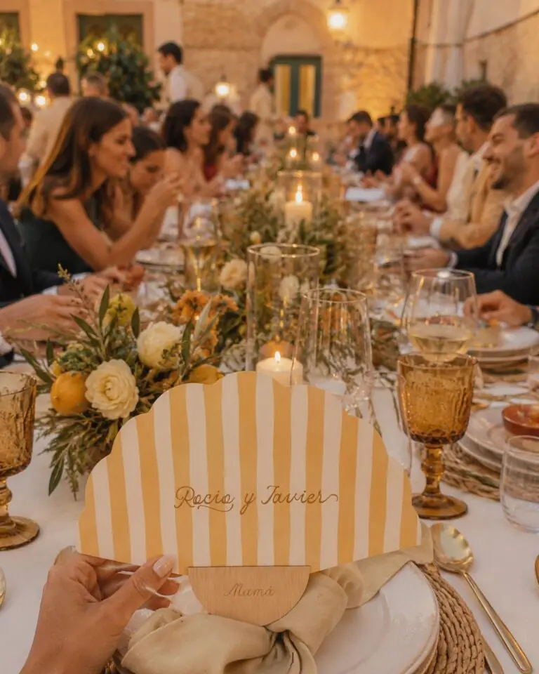 Abanico personalizado con los nombres de los novios en la mesa de boda