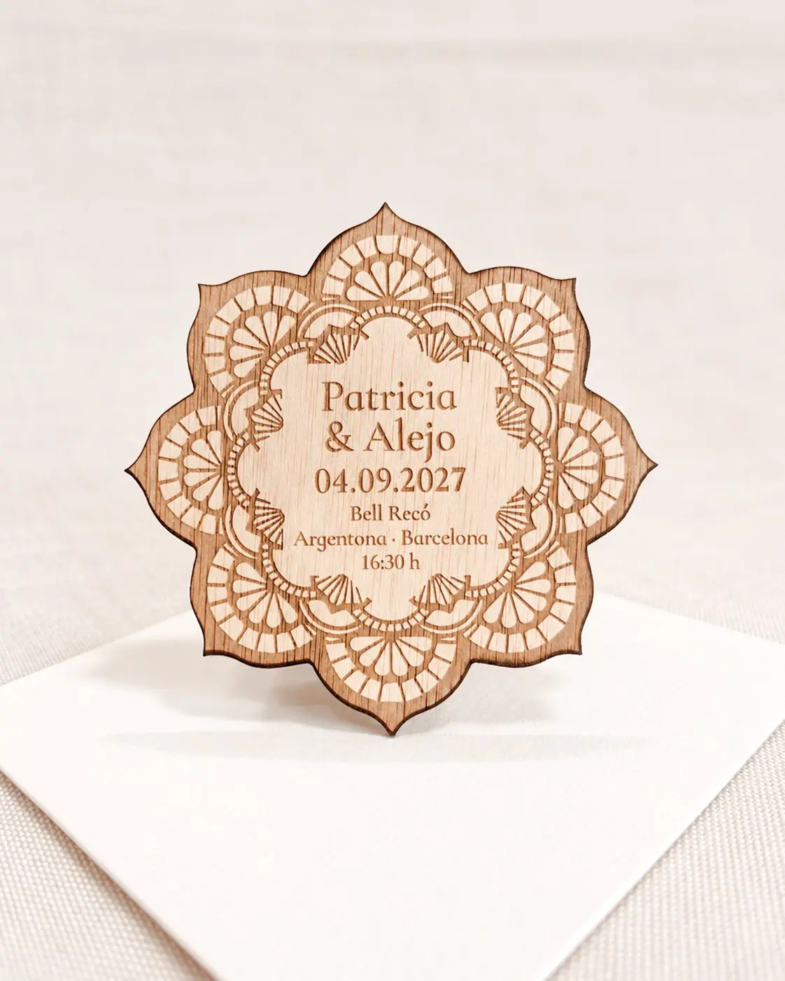 Invitaciu00f3n de boda Mandala de madera grabada