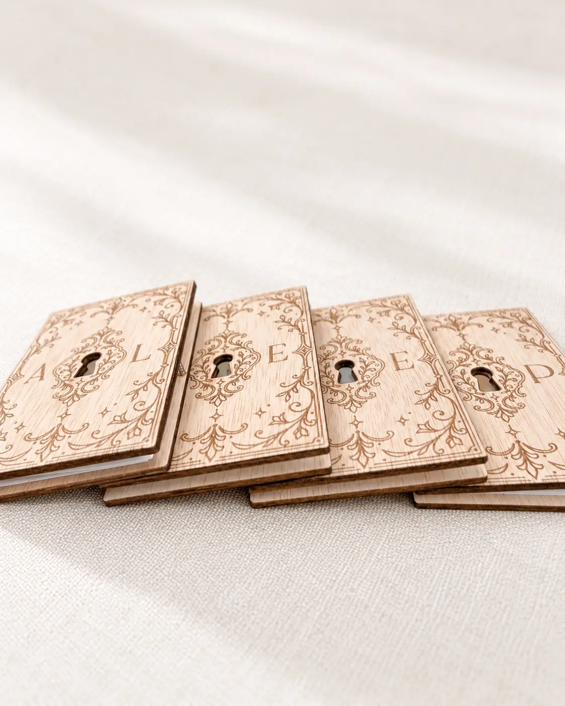 Varias invitaciones de boda Relato de madera con iniciales grabadas