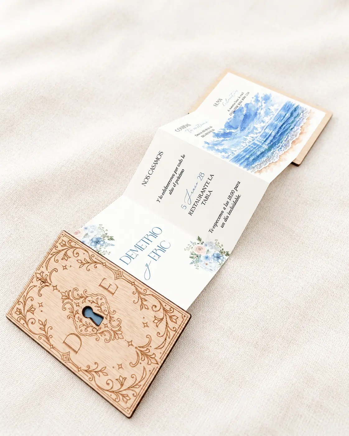 Invitaciu00f3n de boda Relato abierta, con la paleta azul: flores azules y acuarela del mar