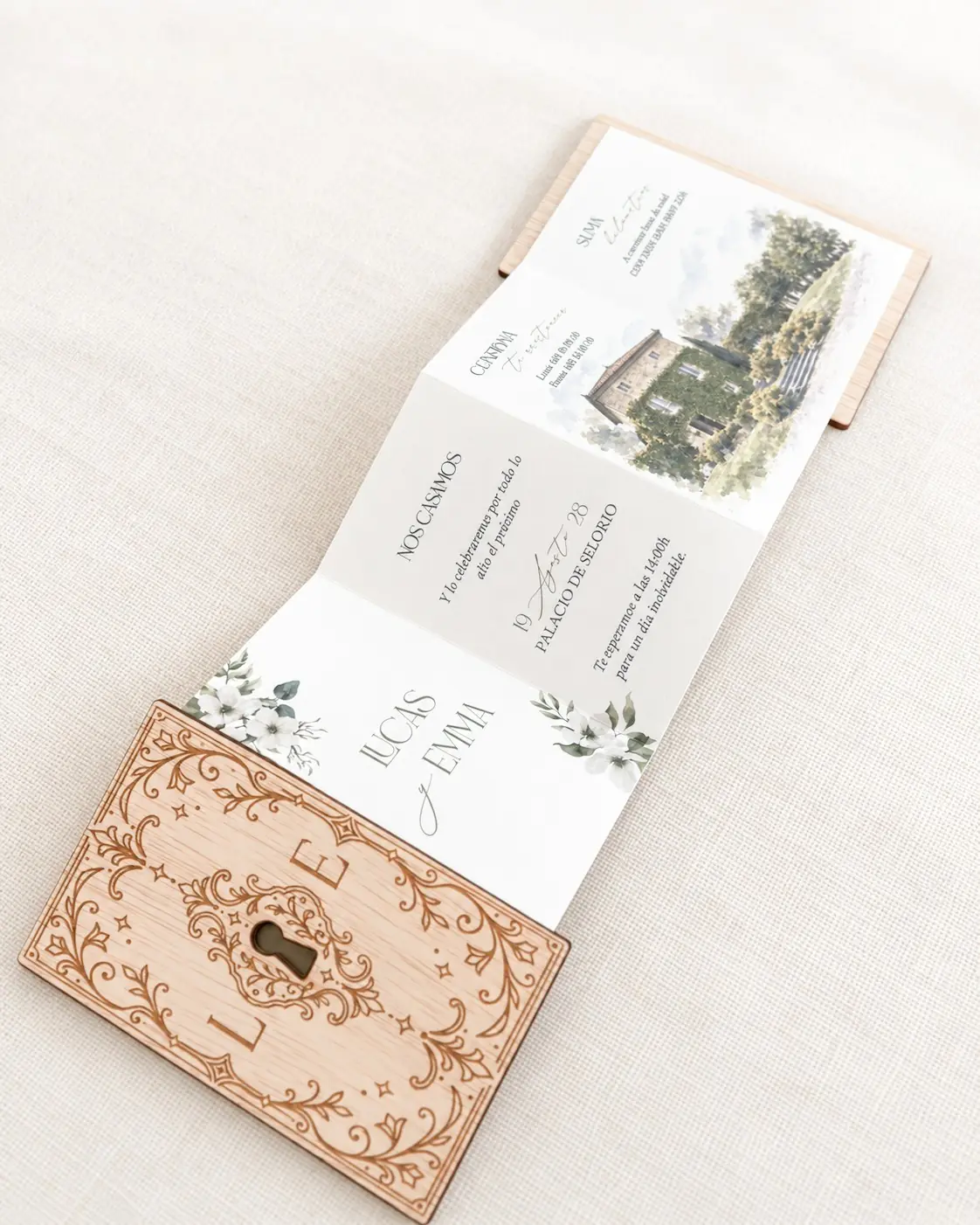 Invitaciu00f3n de boda Relato abierta, con la paleta verde: flores blancas y acuarela de una casona