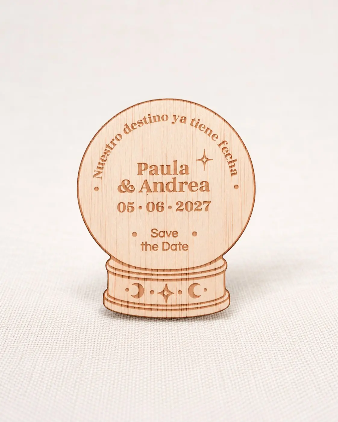 Save the date de madera modelo Amantes