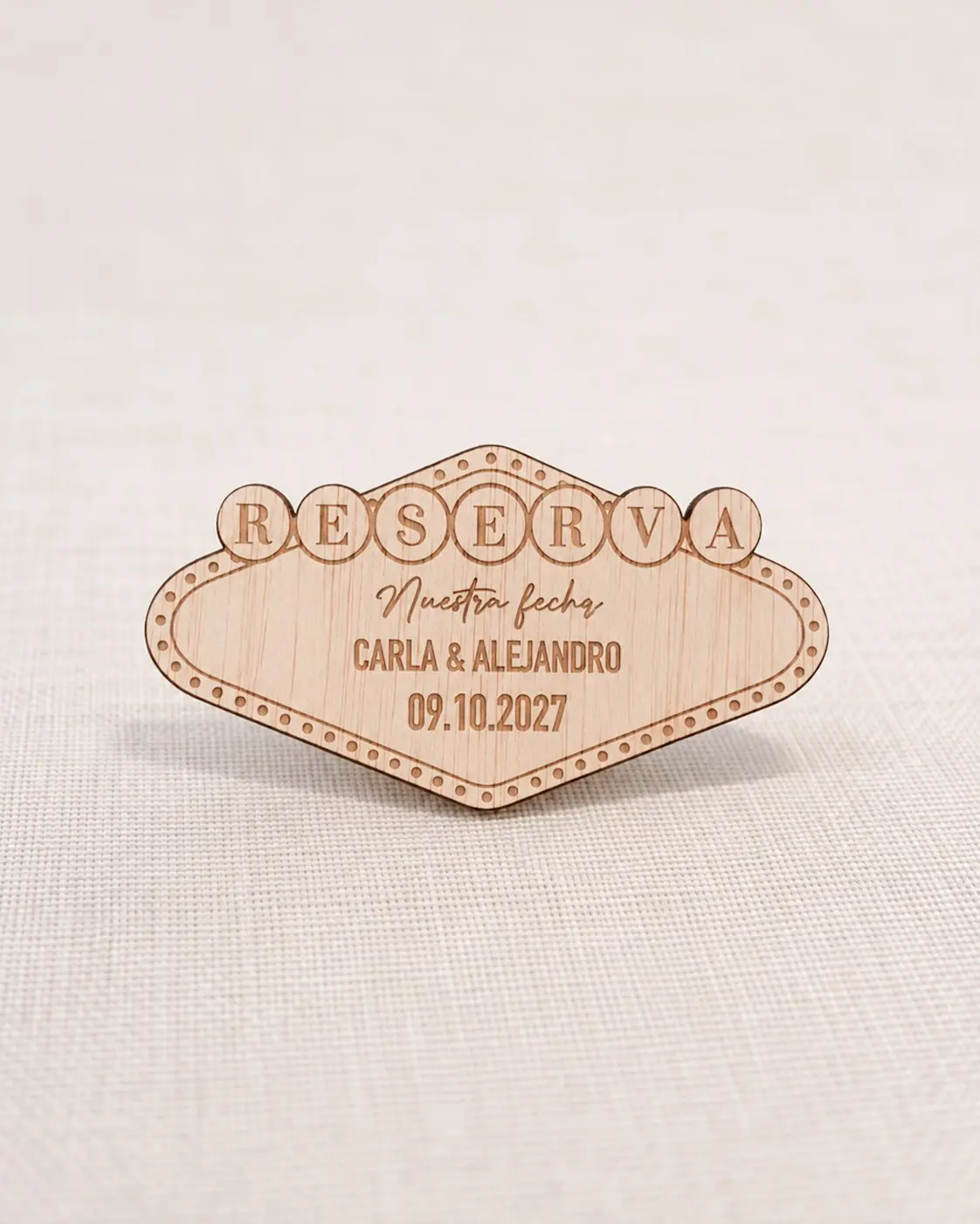 Save the date de madera modelo Casino