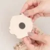 Save the date de madera por detru00e1s, con el imu00e1n para la nevera