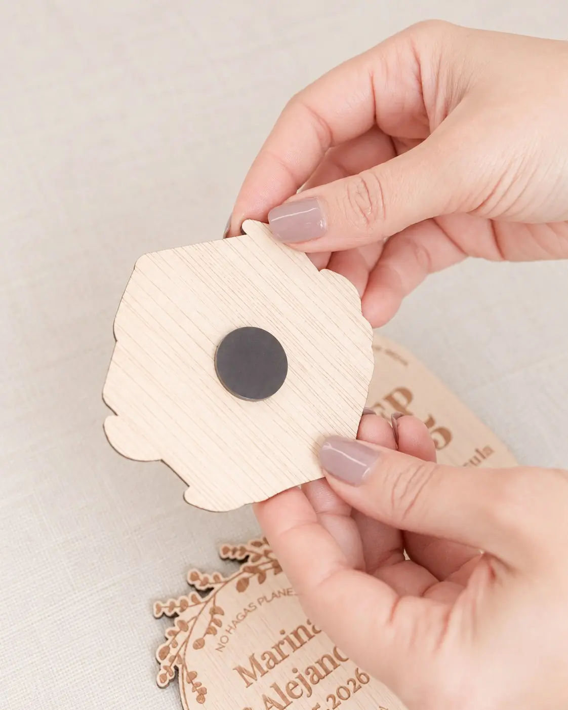 Save the date de madera por detru00e1s, con el imu00e1n para la nevera