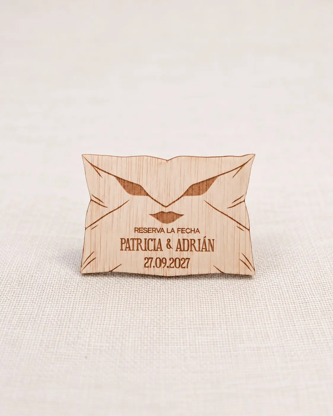 Save the date de madera modelo Reliquias