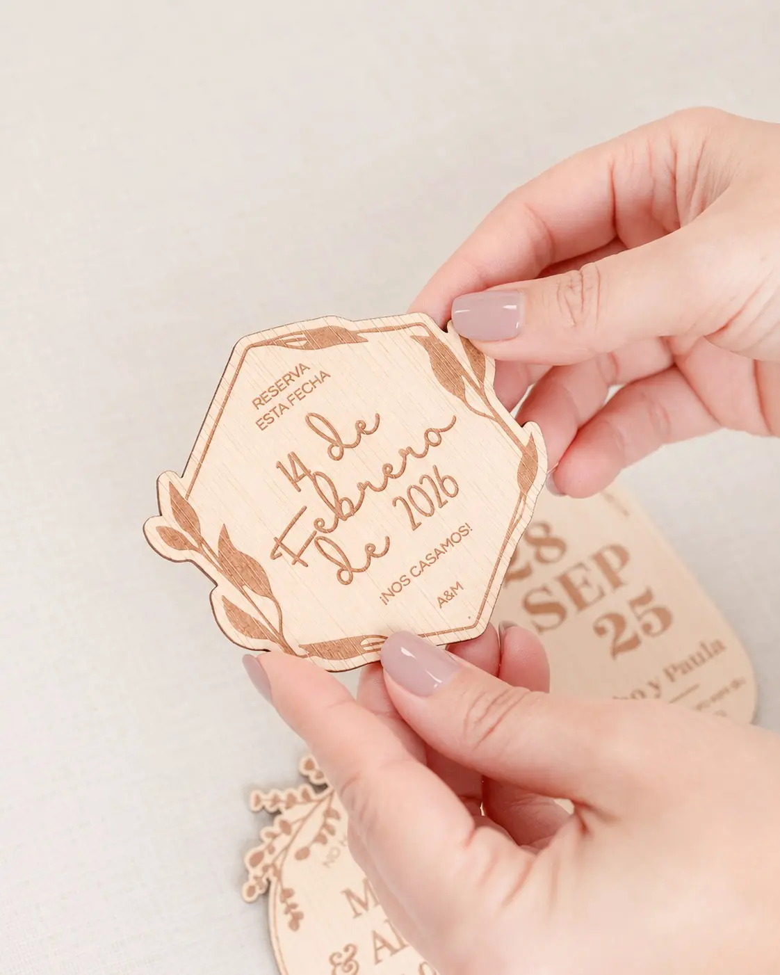 Save the date de madera modelo Silvestre